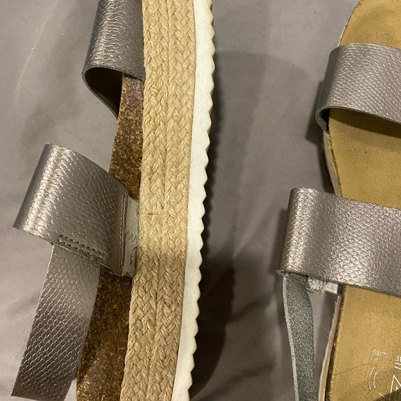 Platform sandals - Picture 1 of 3